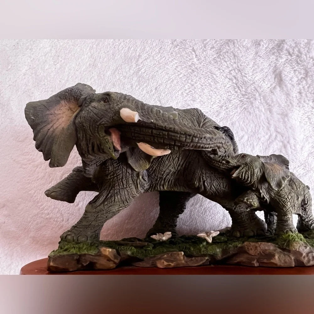 La Verona Collection Elephant With Baby Figurines Elephant babyelephant statue